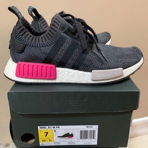 WOMENS NMD R1- dark grey/ pink